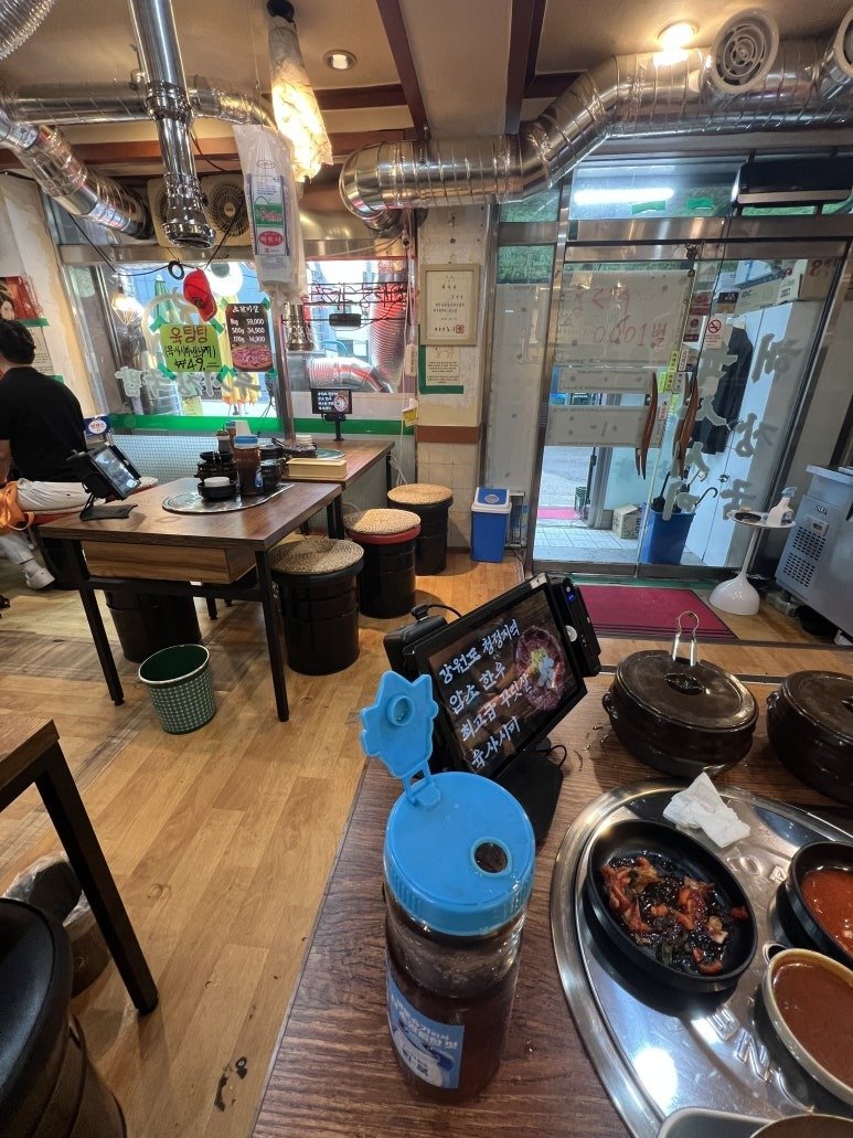 손님으로 찬 마포역점 홀