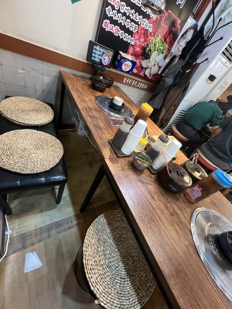 원목 테이블과 좌석